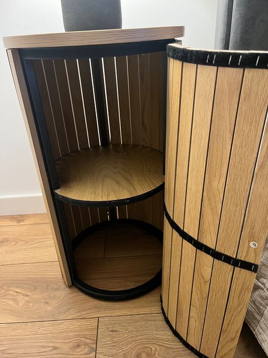 Stolik/ki nocny w kolorze ciepły dąb.