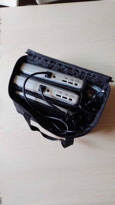 DVD програвач переносний з екранами у авто або кемпінг 12V або 220V