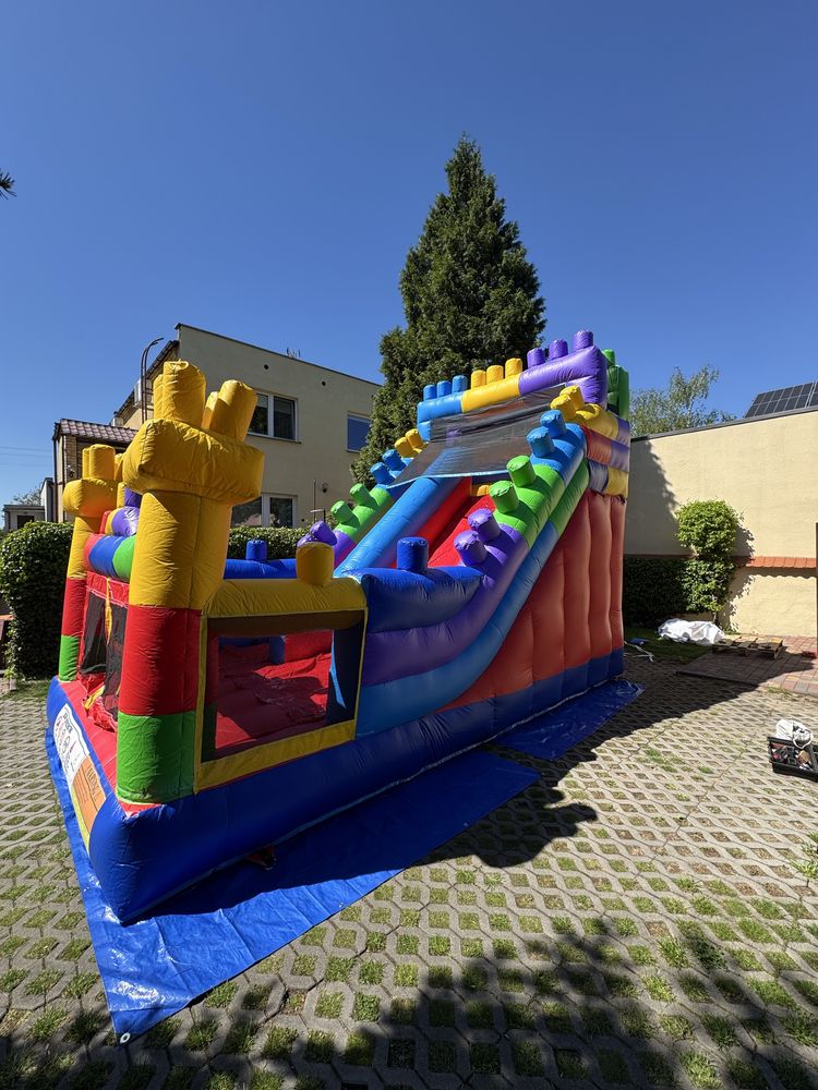 Dmuchana zjeżdżalnia lego