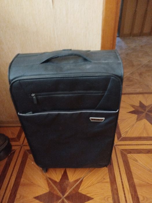 Чемодан на четырёх колёсах с ручкой