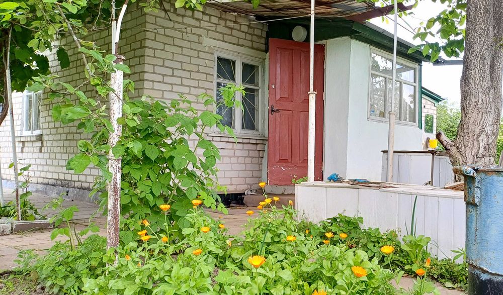 Терміново продам цегляний дачний будинок з гаражем і садом