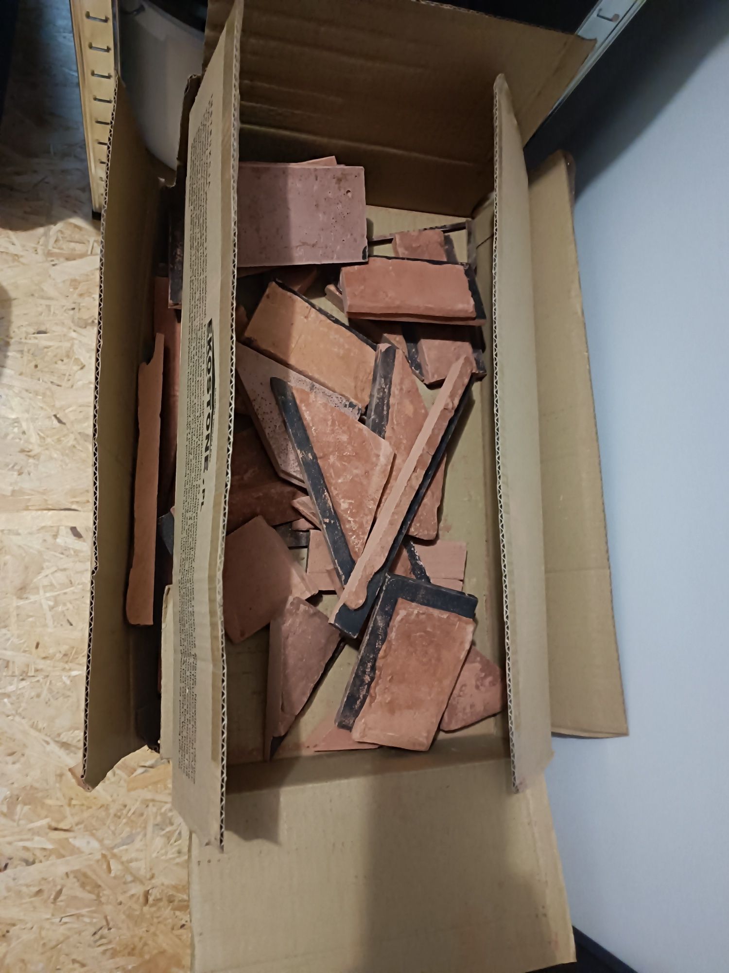 Płytki gipsowe ekostone z fugą imperial czerwona