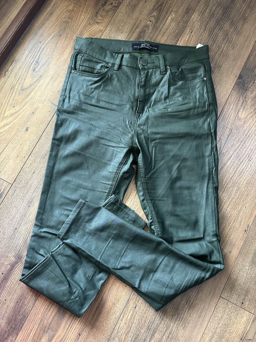 Spodnie rurki woskowane damskie zielone Stradivarius M