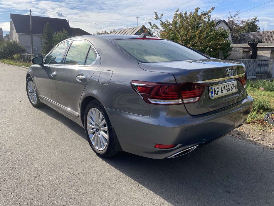 Автомобиль Lexus LS 460