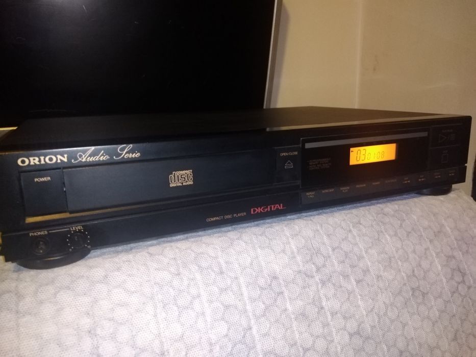 Leitor de Cds Orion. 
Totalmente funcional e sem problemas no laser.