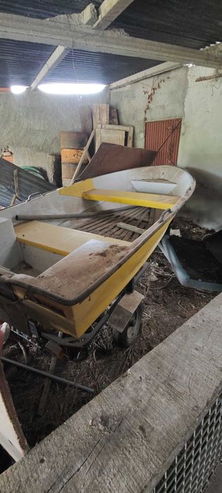 pequeno barco com motor Volvo com atrelado