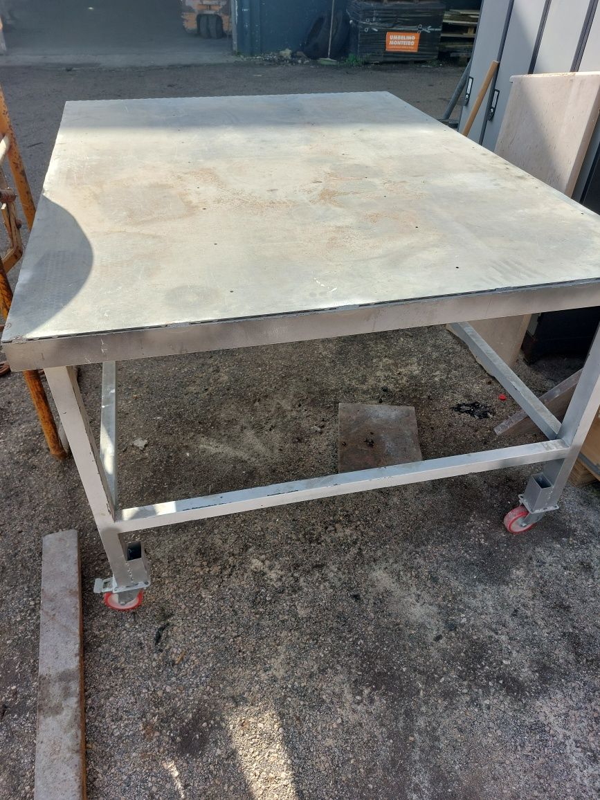 Mesa em ferro com rodas 180 x 137 x 93