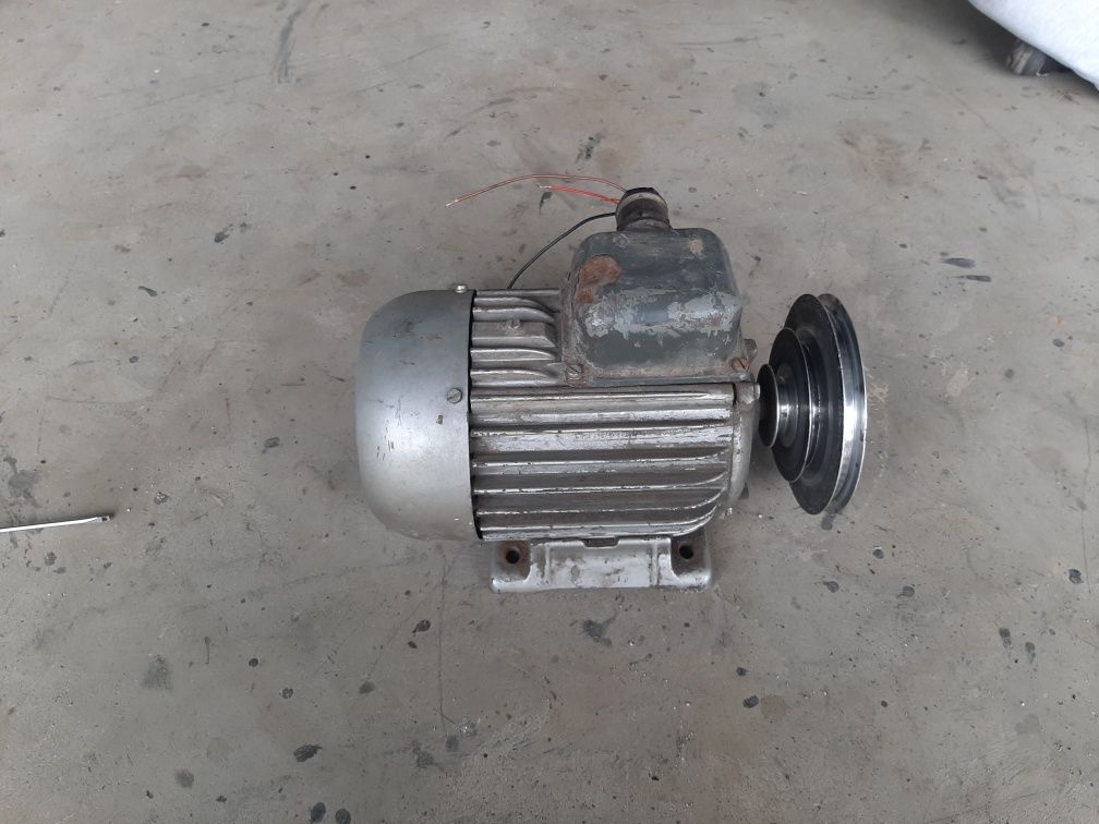 Silnik elektryczny 1,1 kw 2870 z kołem pasowym na 3 paski