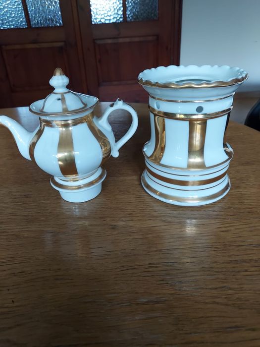 Porcelanowy czajnik do parzenia herbaty