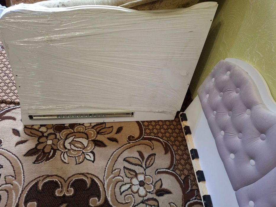 Кровать детская с качественным матрасом в отличном состояние