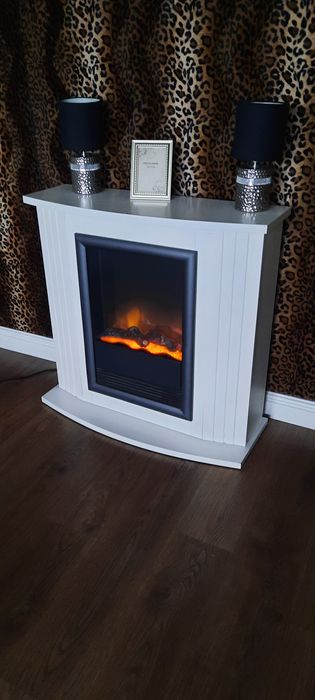 Kominek elektryczny z możliwością grzania