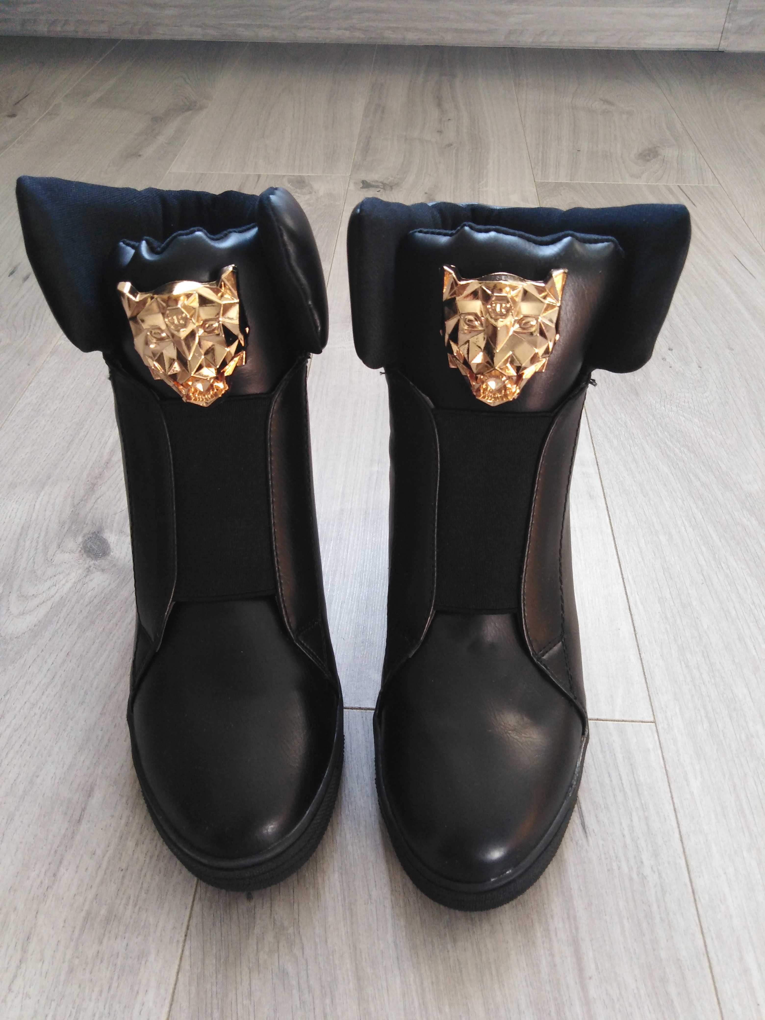 NOWE Czarne buty na koturnie ze złotym lwem 39 na zimę jesień