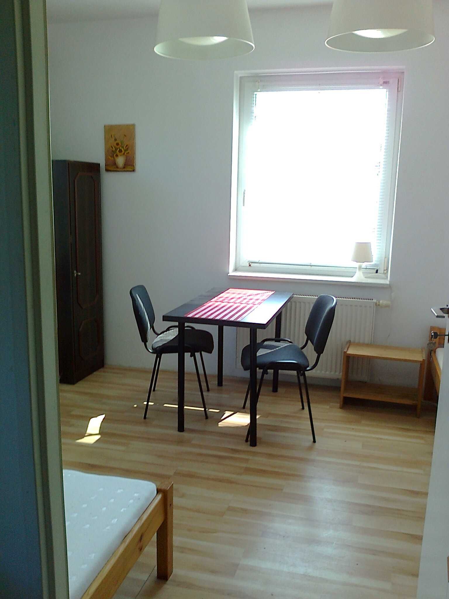 Pokoje, noclegi, mieszkanie umeblowane.