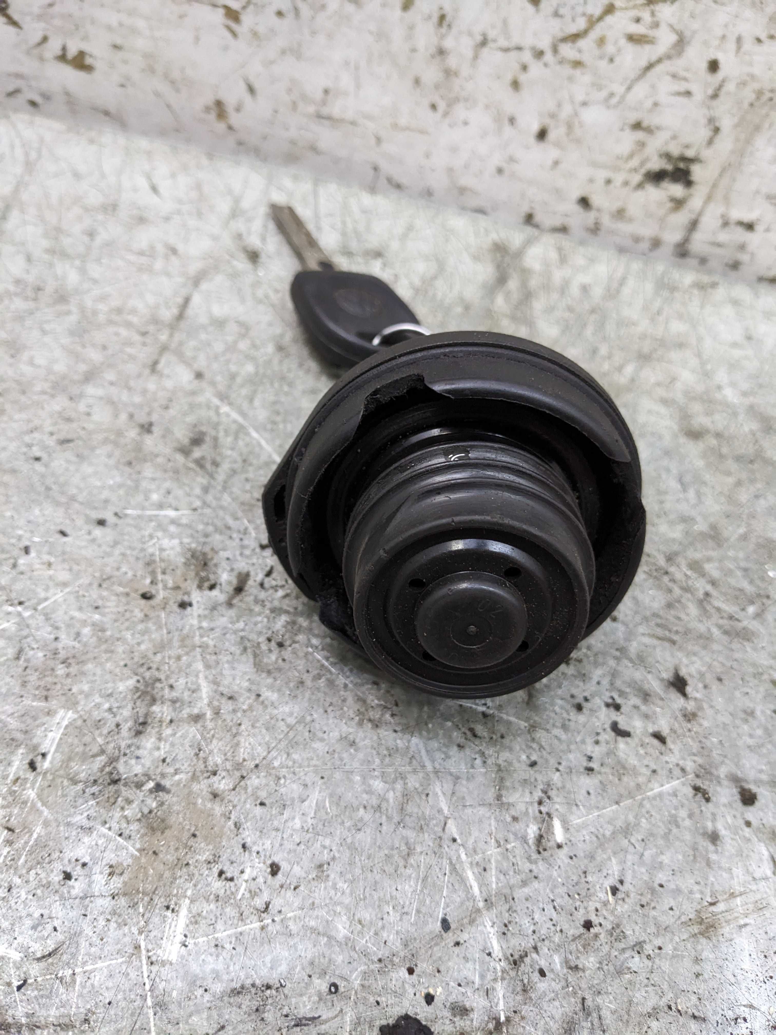 Volkswagen Audi Kluczyk Korek Wlewu Paliwa
