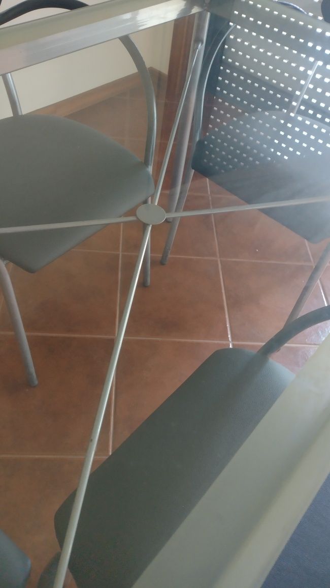 Mesa de vidro + 4 cadeiras estofadas