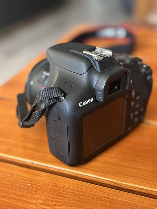 Canon EOS2000D + obiektyw EF-S 18-55mm f/3,5-5.6