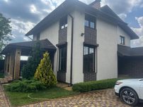 Коттедж з гарним краєвидом в Іванковичах