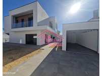 Moradia Nova Geminada 5 Assoalhadas com Garagem e espaço para pisci...