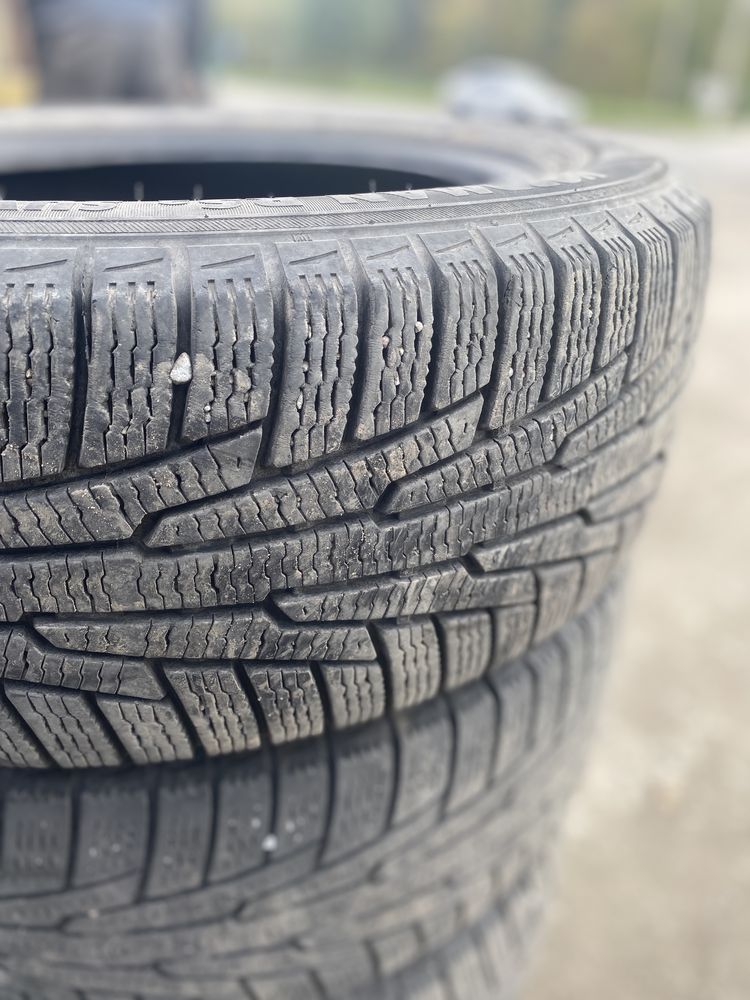 Зимова резина Nokian 215/60/R17