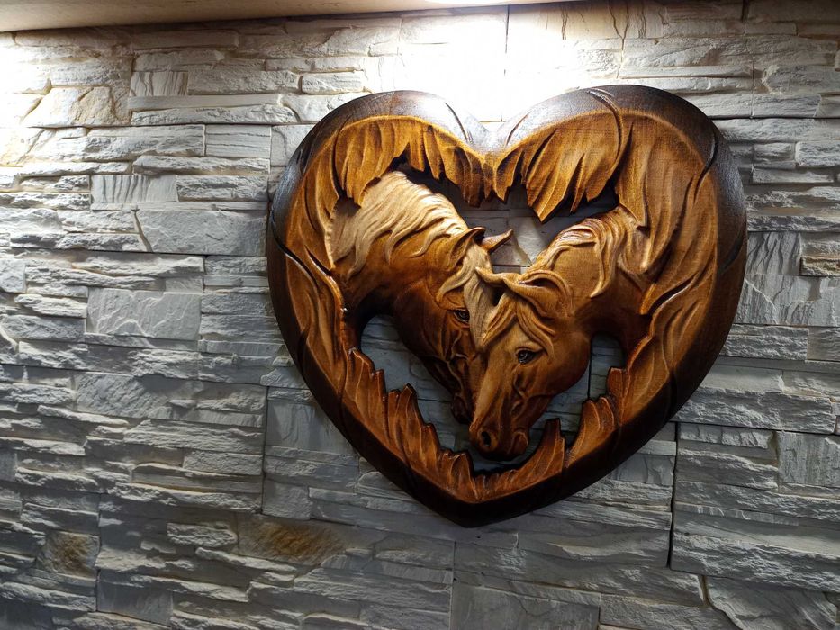 Konie-Plaskorzezba-Drewno-Serce