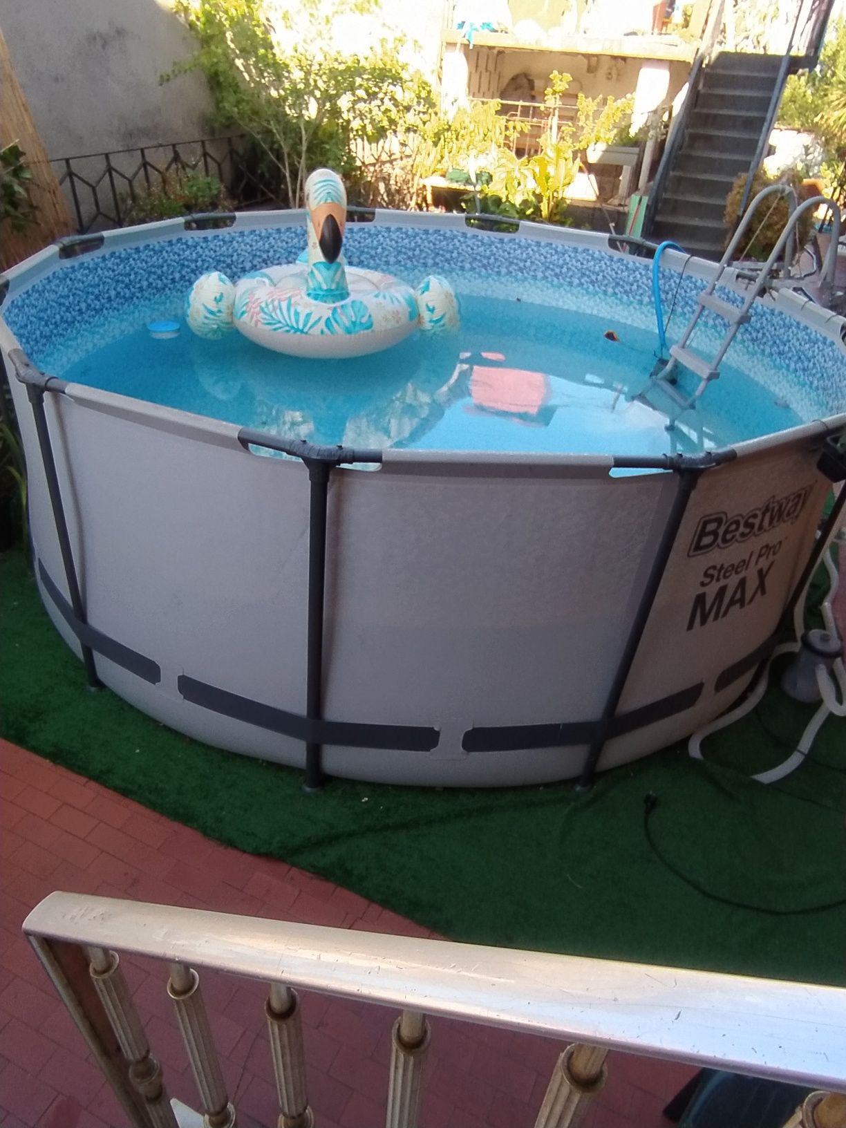 Piscina grande como nova