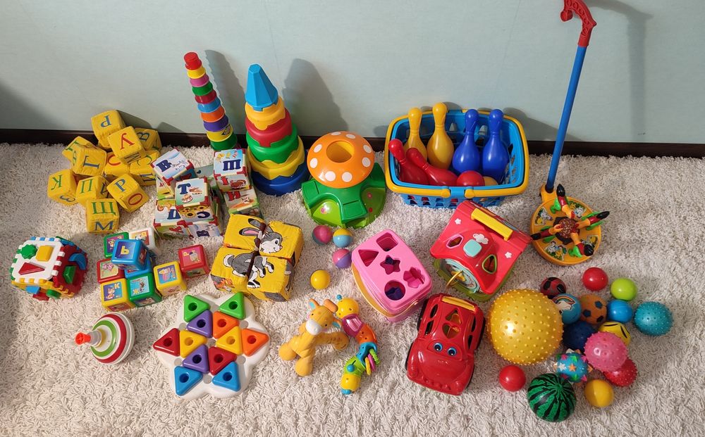 Іграшки для найменших: кубики, сортери, пірамідки, рибалка, мозаїка