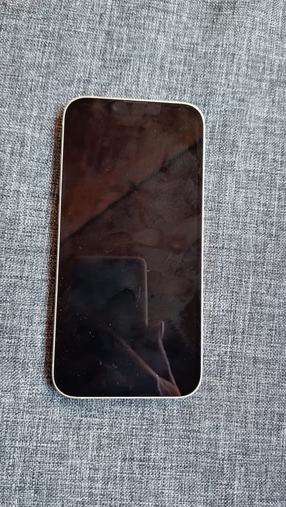 iPhone 14 wraz z oryginalnym etui Apple Magsafe