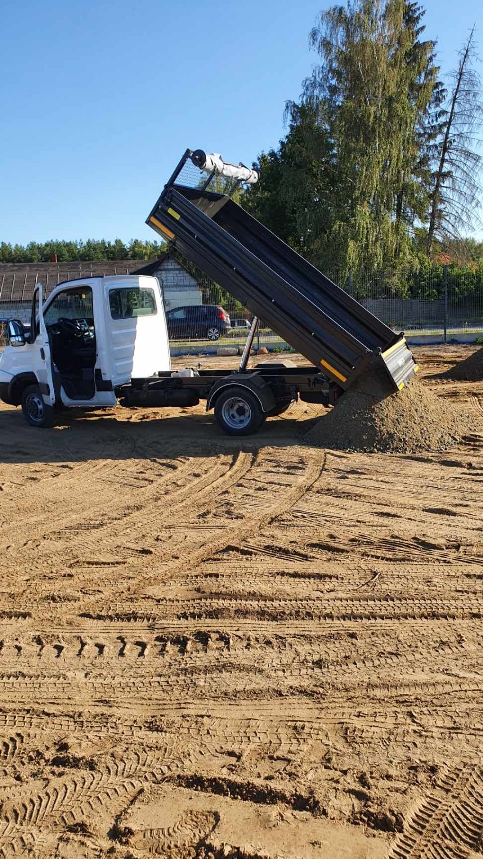 prace ziemne, roboty ziemne, usługi koparko-ładowarką, koparka