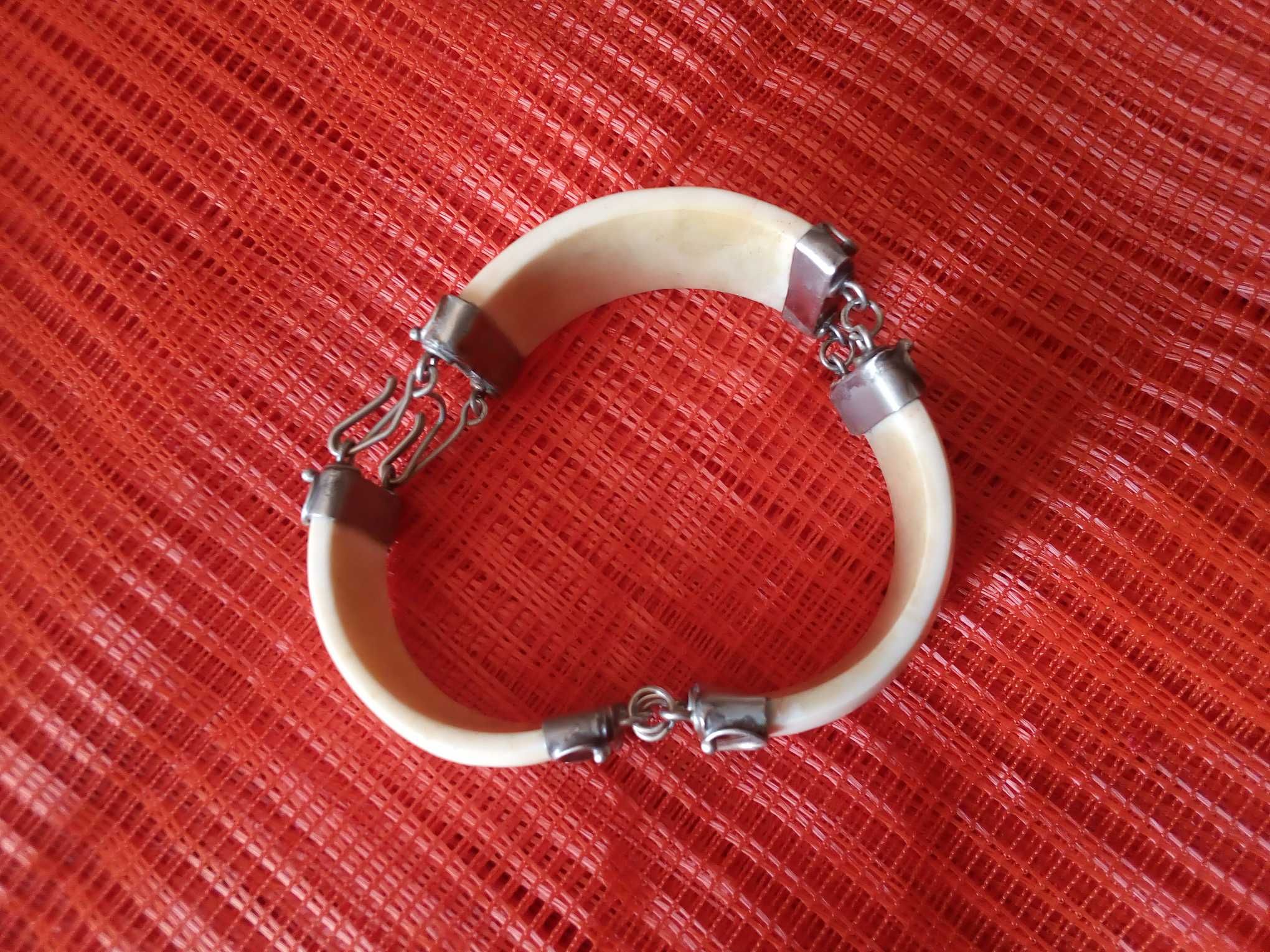 Pulseira antiga em osso e metal trabalhado