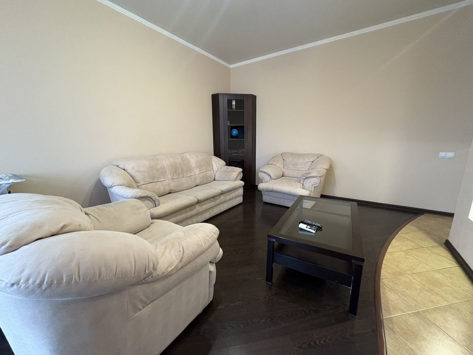 Диван и два кресла.