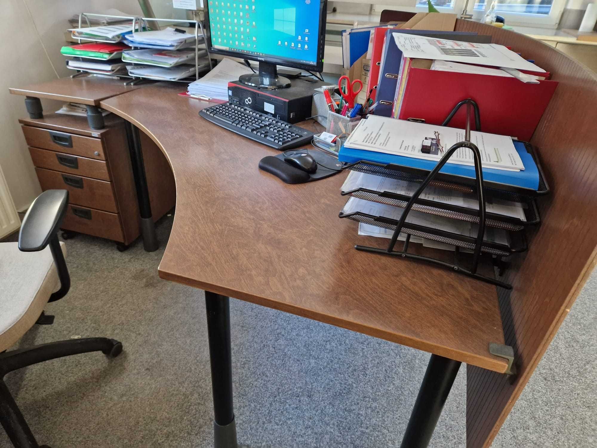 zestaw mebli biurowych biurko szafki słupek dostawka kontener Kinnarps