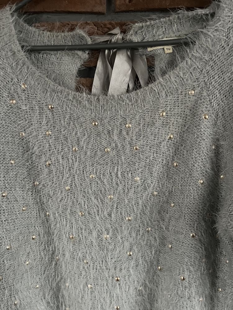 Mieciutki szary sweter z ozdobami złotymi