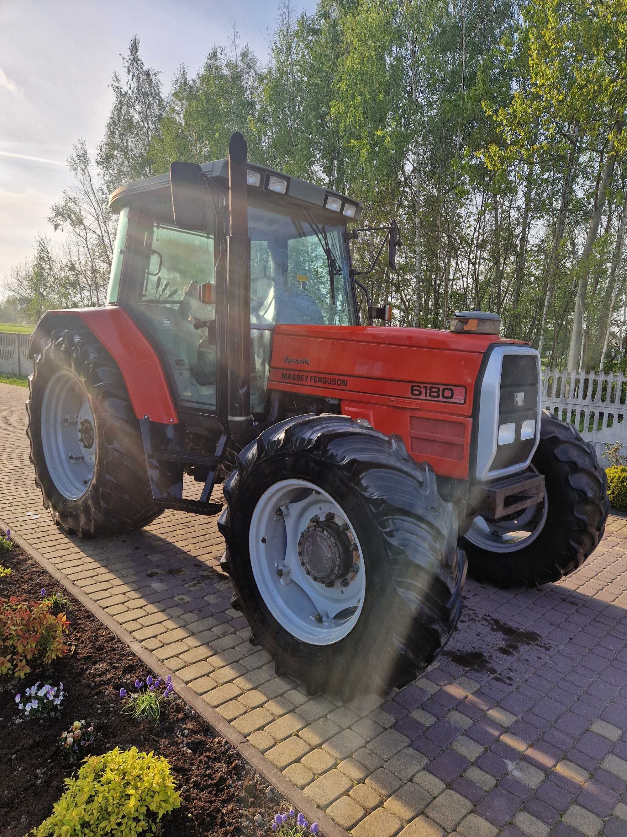 Ciągnik Massey Ferguson 6180