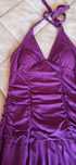 Vestido roxo abaixo do joelho
