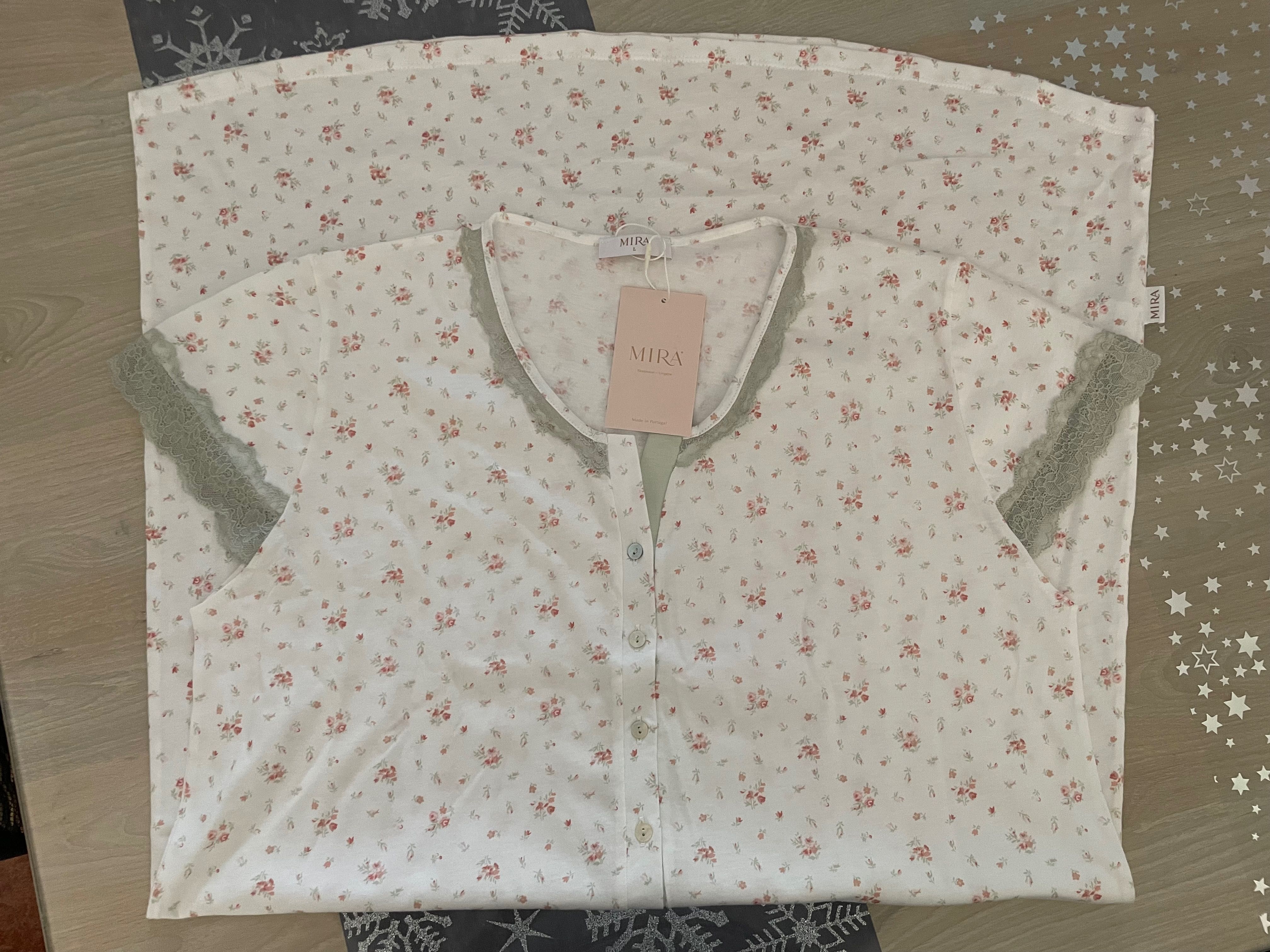 Camiseiro branco com padrão floral