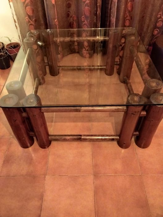 Mesa rustica de vidro e madeira