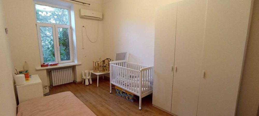 Продам 5 комнатную квартиру в Центре города  парк Глобы