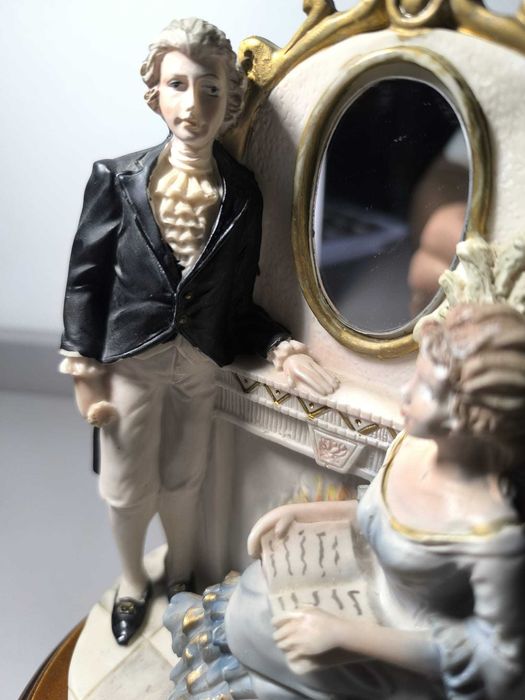 Estatueta Romântica em Porcelana sobre Base de Madeira