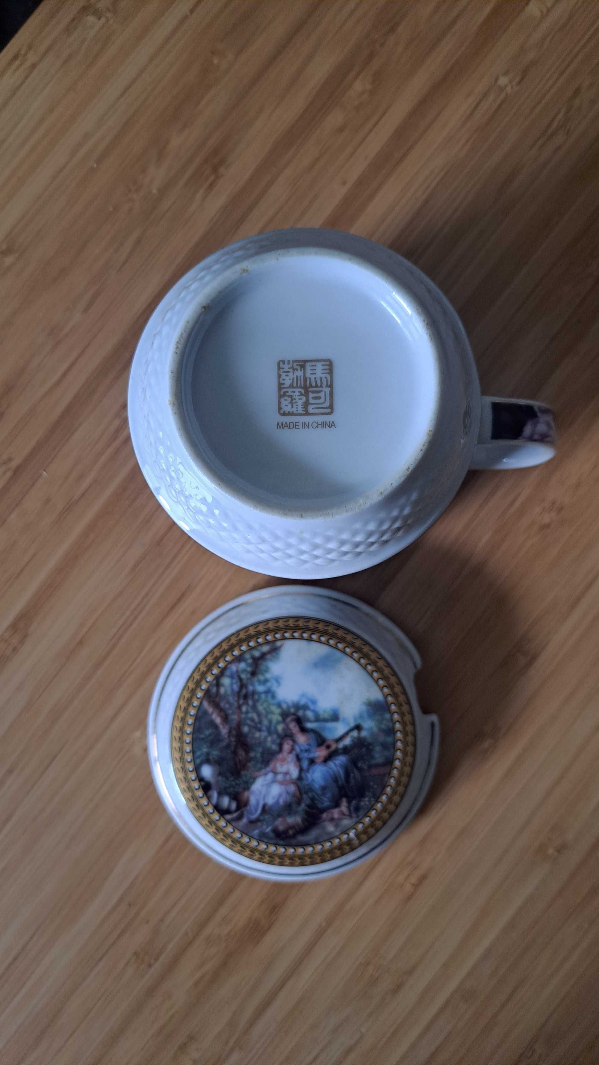 Porcelana chińska - kubek i pokrywka z dziurką na łyżeczkę