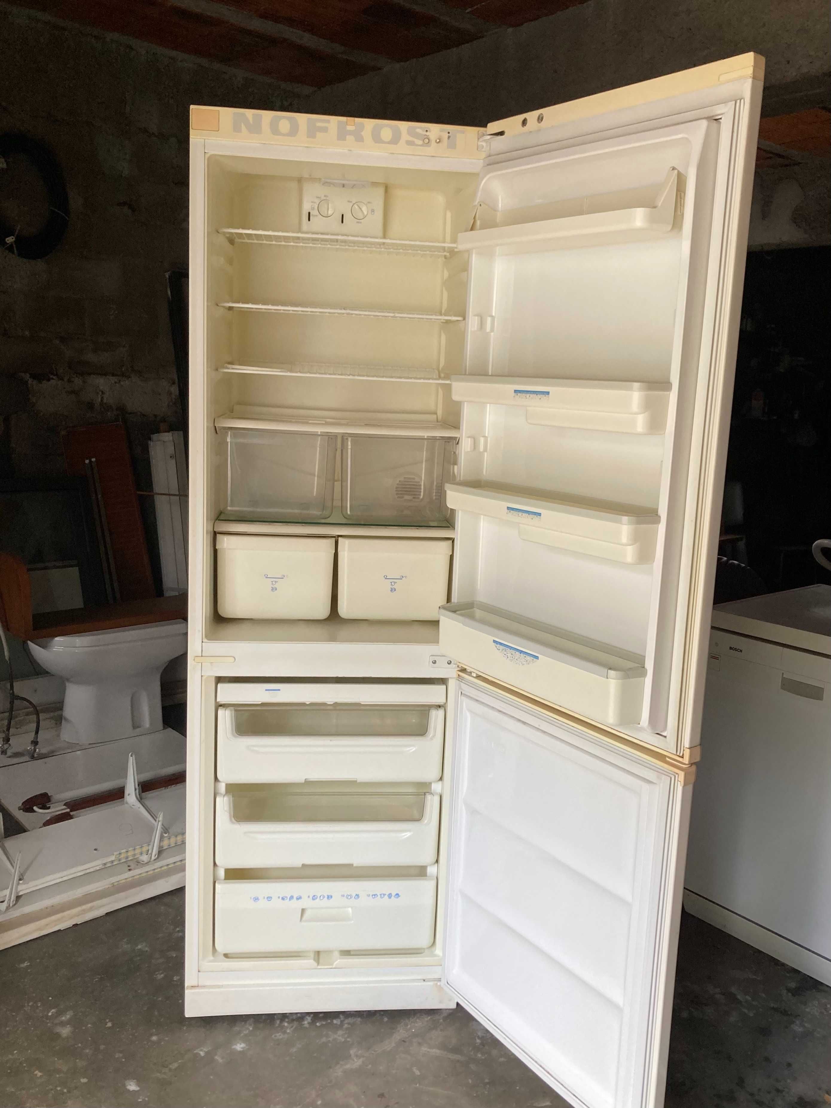 Quarto casal + mesa cabeceira + camiseiro e roupeiro