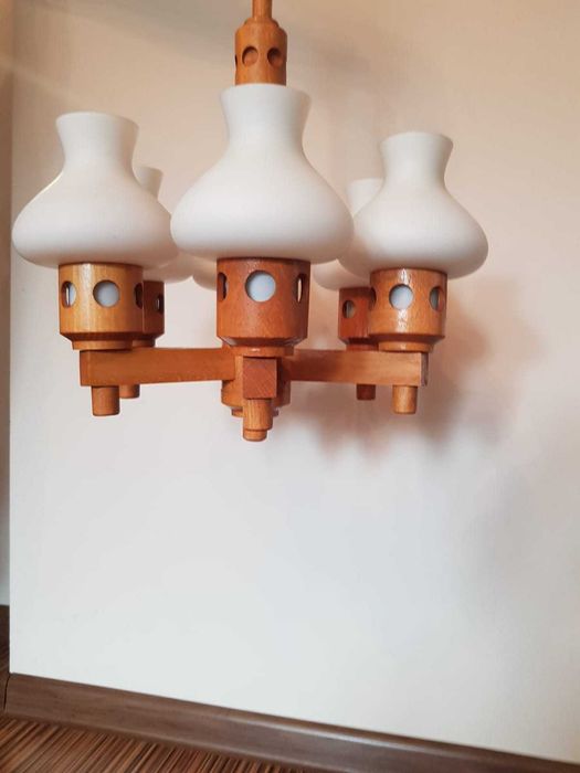 Stary żyrandol drewniany z białymi kloszami