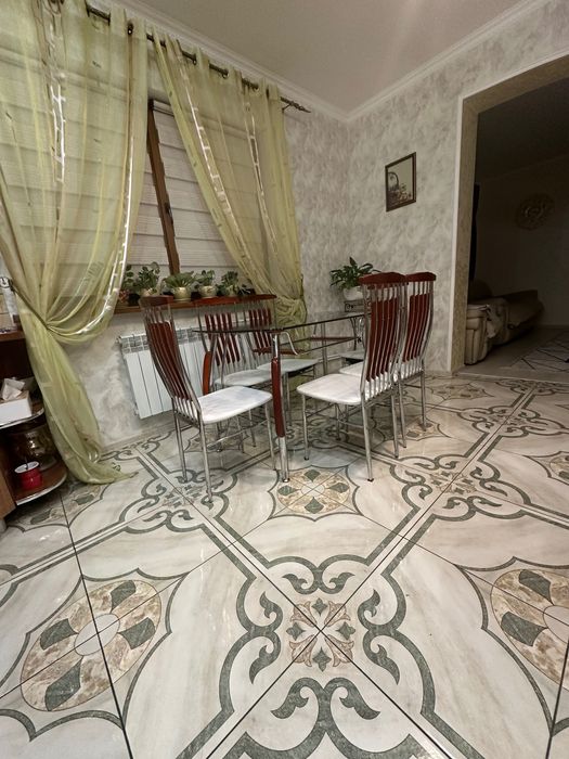 Кухонний стіл і стільці