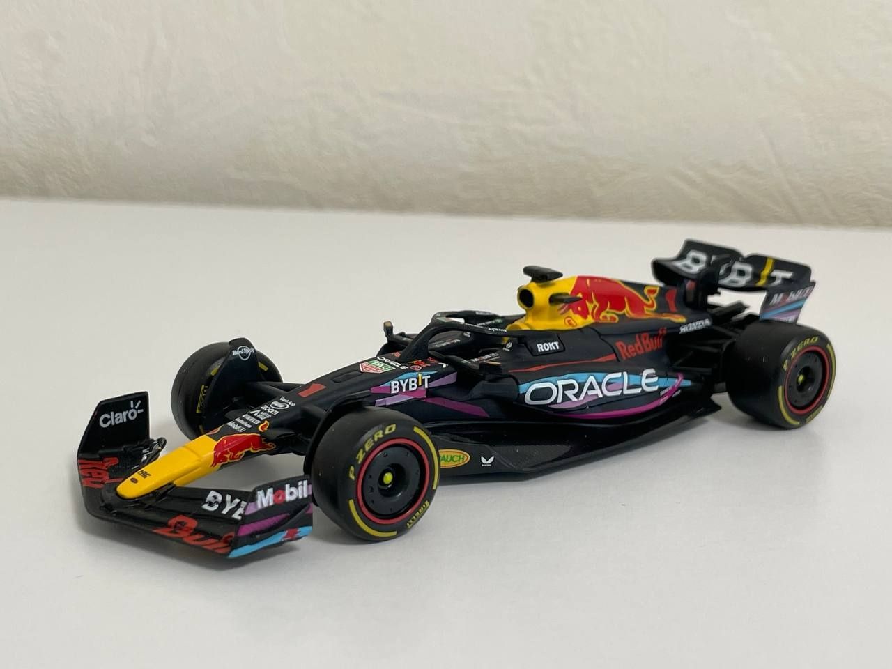 Моделі Bburago F1 Red Bull Racing RB19 2023 (#1, #11)