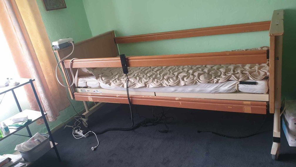 Łóżko rehabilitacyjne z materacem przeciwodleżynowym