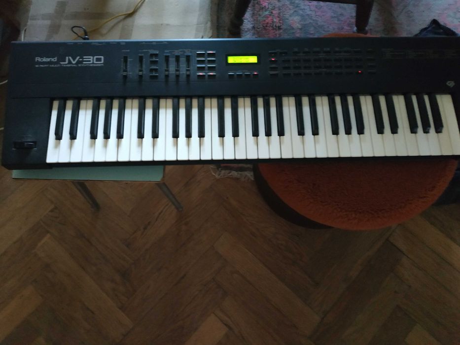 Професійний синтезатор Roland JV-30