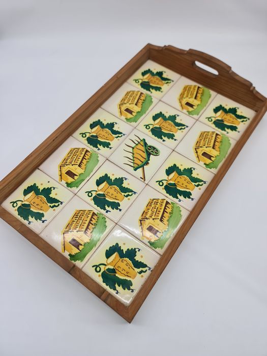 Tabuleiro de madeira com 15 azulejos decorativos