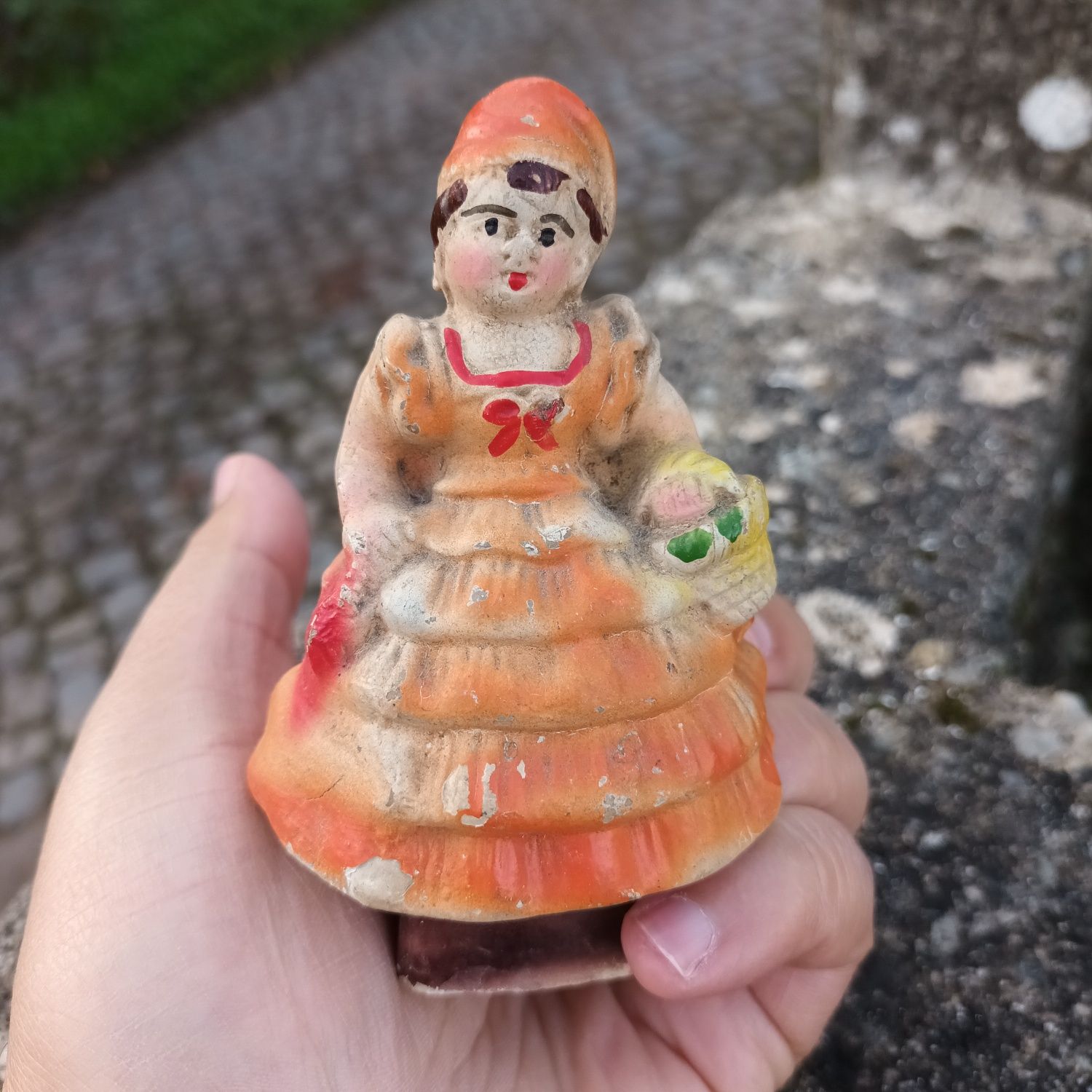 Boneca bibelot em faiança antiga