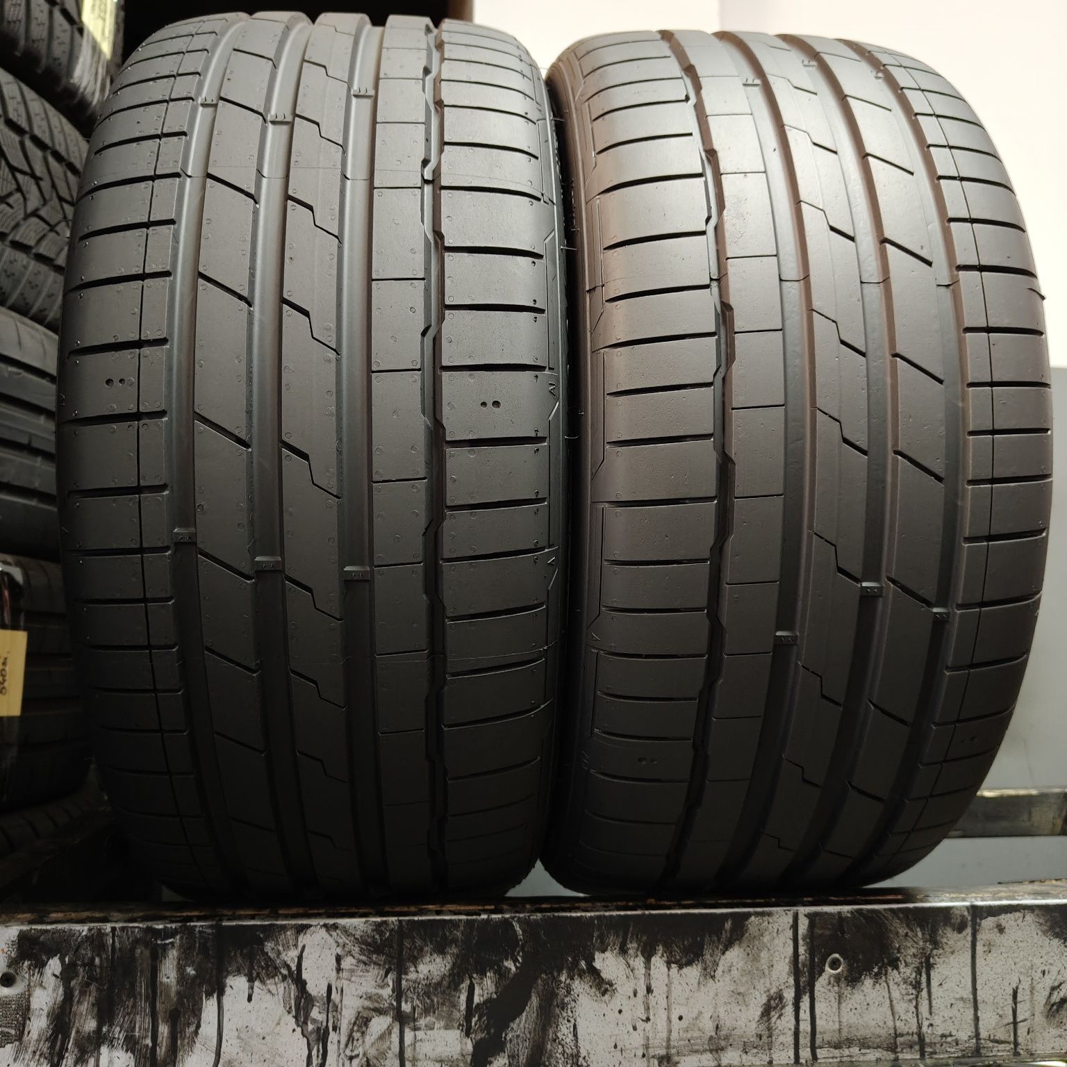 235/35/19 XL Sprzedam parę opon letnich Hankook