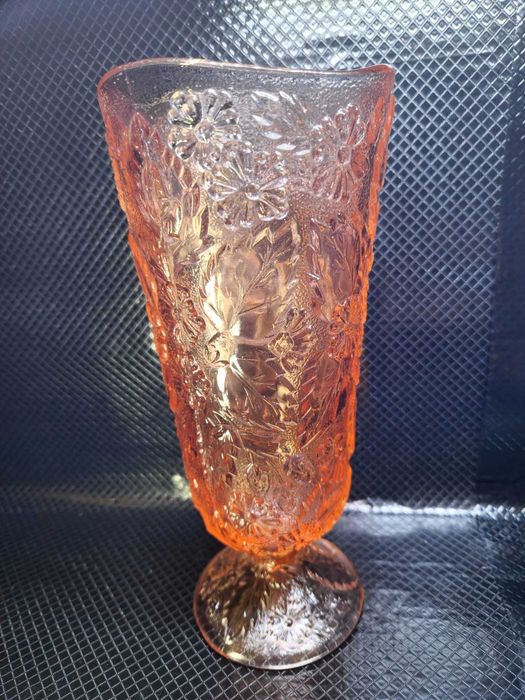 Wazon z różowego szkła - Poziomki - Eryki Trzewik Drost HSG Ząbkowice