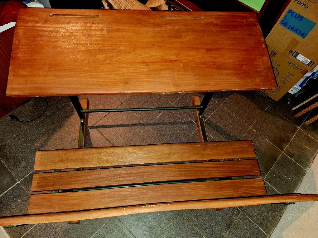 Antiga secretária de escola primária de adulto em madeira e ferro